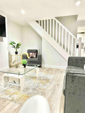 Spacious 5 bedroom House 3 bathrooms, 10 beds sleeps 13